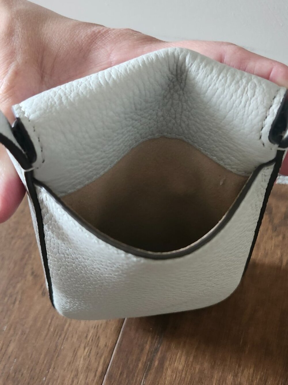 Tory Burch Phone Crossbody Bag – Light Gray Leather – Gold Logo – EUC - Picture 7 of 16